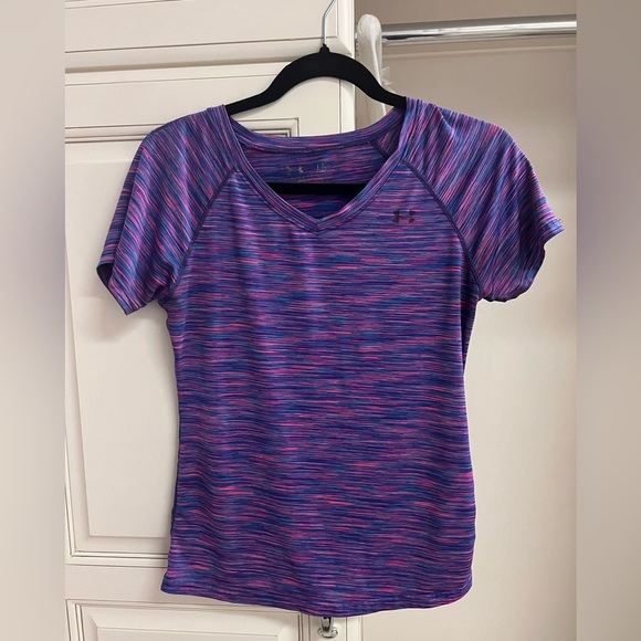 3/$15 Under Armour quick dry active v neck tee Womens Small (labeled Large) - Picture 1 of 9